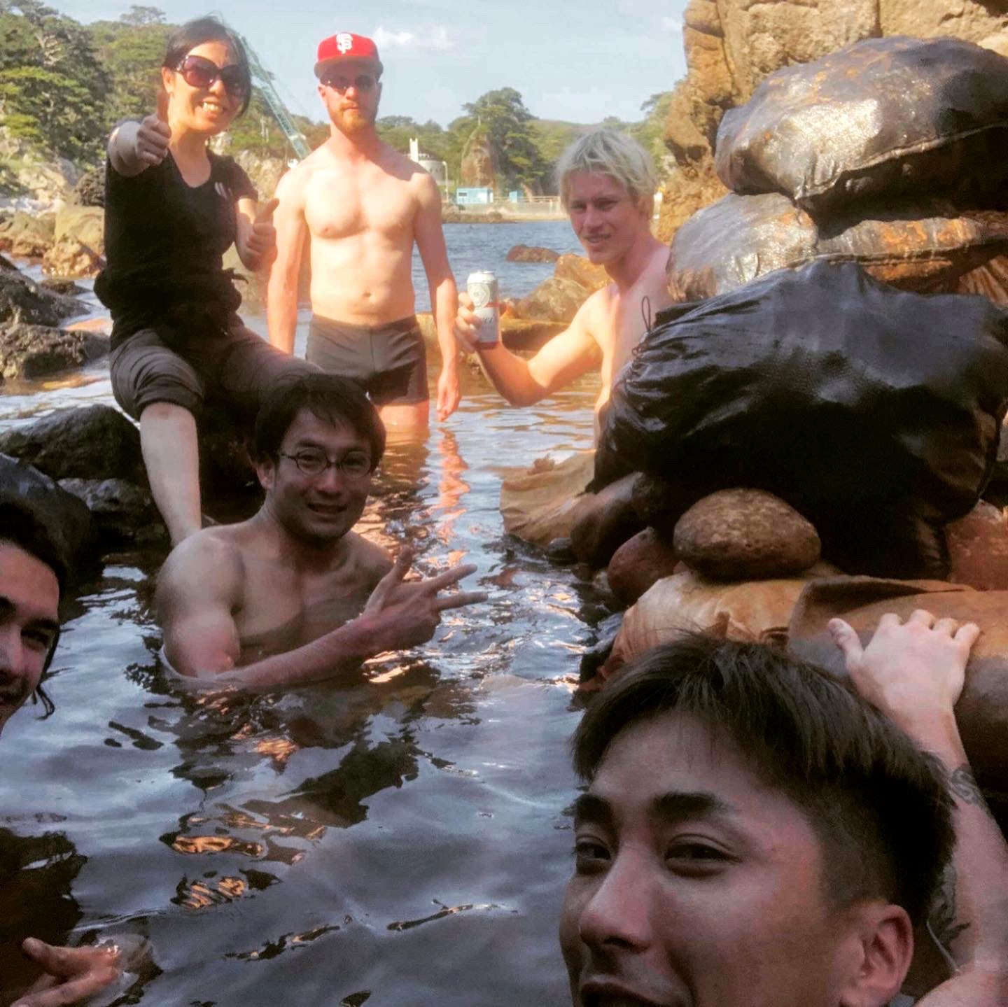 Rock onsen hangs between sets